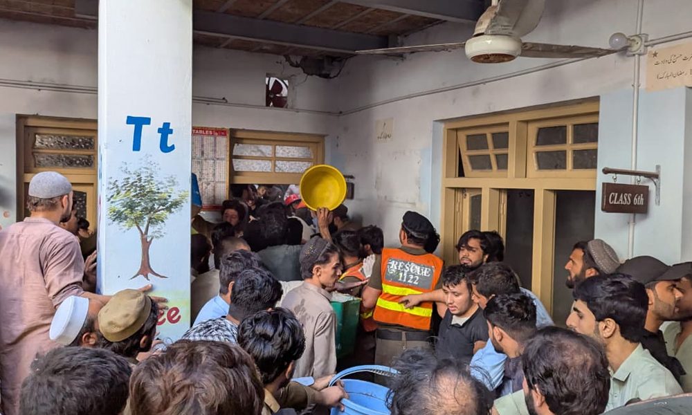 پشاور میں سکول کی عمارت گرنے سے ٹیچر سمیت 21 بچے جاں بحق، ایمرجنسی نافذ