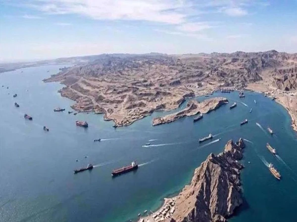 آبنائے ہرمز، خلیج فارس اور خلیج عمان میں بحری ٹریفک کی مکمل نگرانی ایرانی بحریہ کے پاس ہے:ایران