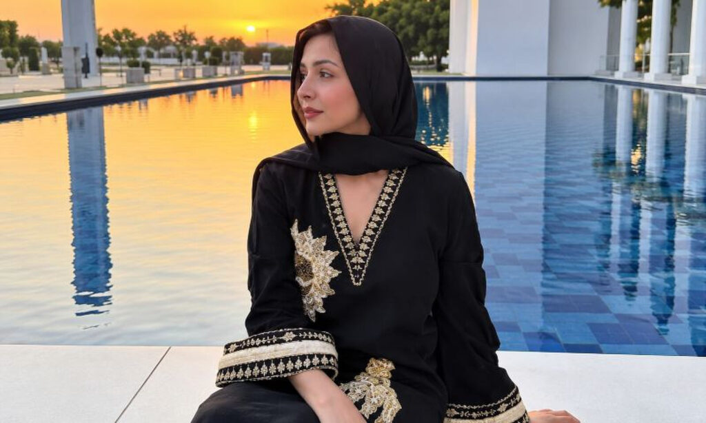 ملائکہ اروڑا برقع پہن کر مسجد پہنچ گئیں، تصاویر اور ویڈیو سوشل میڈیا پر وائرل