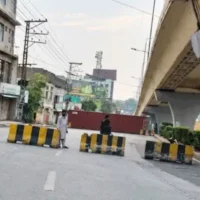 پشاور میں مختلف سڑکوں پر کنٹینرز لگا کر راستے بند