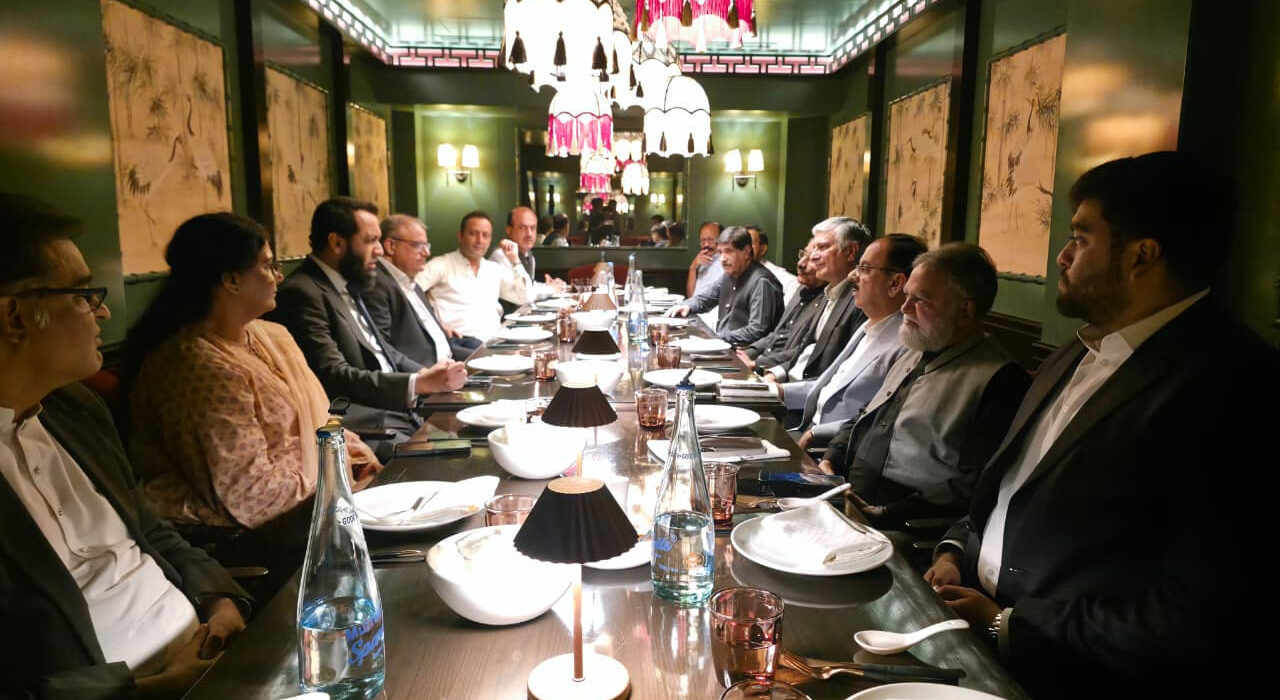 سی پی این ای کے اعزاز میں ظہرانہ، اخباری صنعت کے مسائل پر اہم گفتگو، وفاقی وزیر عطا تارڑ کی اہم یقین دہانی