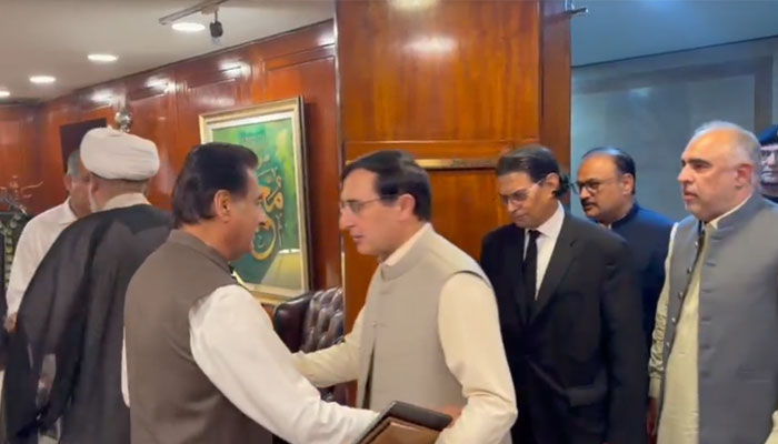 اپوزیشن رہنماؤں نے مذاکرات آگے بڑھانے کیلئے عمران خان سے ملاقات کی شرط رکھ دی