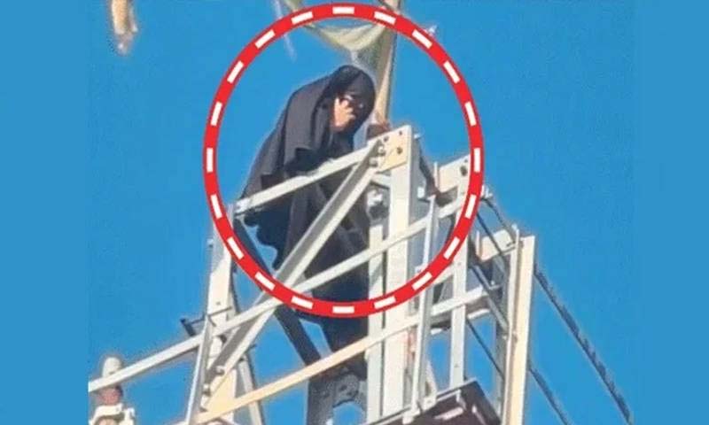 پسند کی شادی کیلئے لڑکی 100 فٹ بلند ٹاور پر چڑھ گئی، وہیں نکاح کرلیا