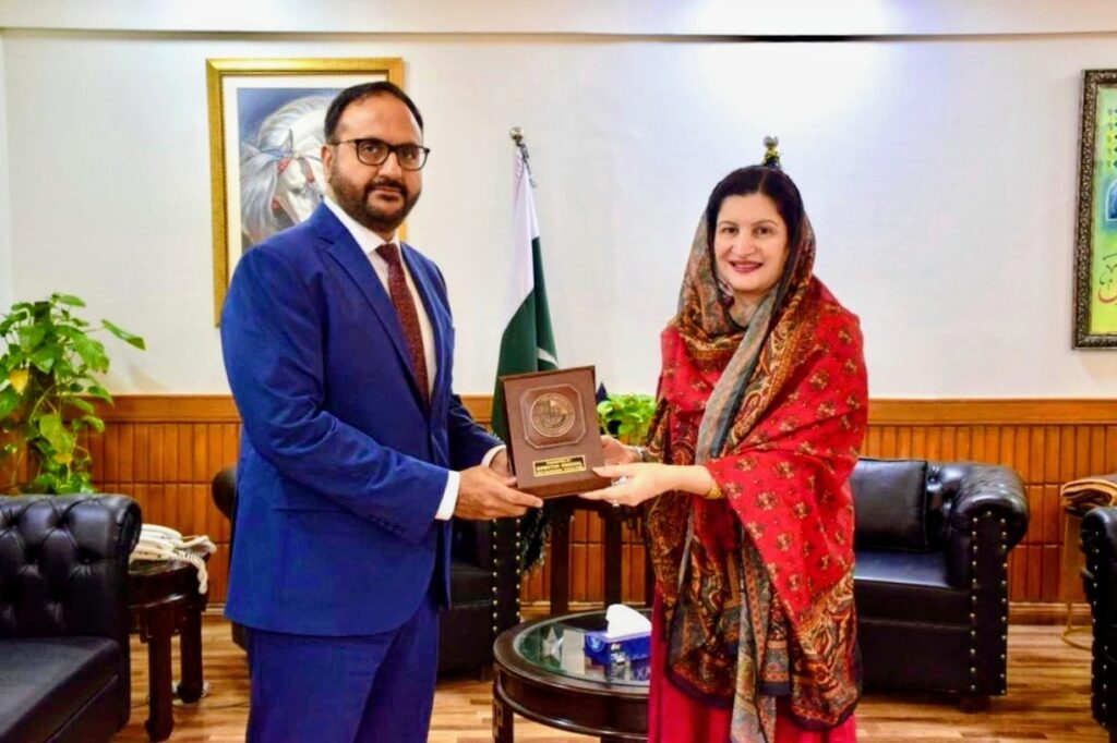 ڈی ایچ اوڈاکٹر راشدہ اقبال کی ڈی جی نیب سے ملاقات، شیلڈ پیش