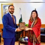 ڈی ایچ اوڈاکٹر راشدہ اقبال کی ڈی جی نیب سے ملاقات، شیلڈ پیش