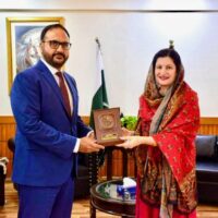 ڈی ایچ اوڈاکٹر راشدہ اقبال کی ڈی جی نیب سے ملاقات، شیلڈ پیش
