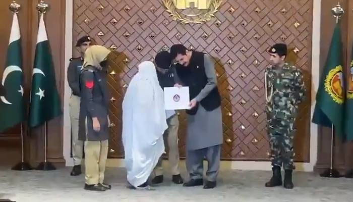 کے پی پولیس کے 54 شہدا کے اہلخانہ میں پلاٹوں کے الاٹمنٹ لیٹرز تقسیم